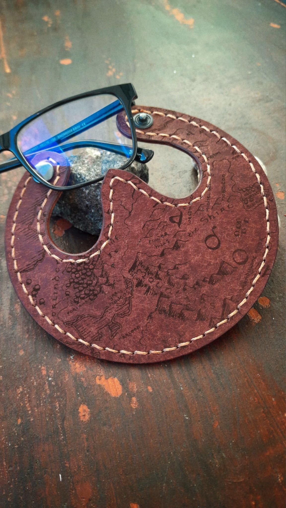 Universeller Brillenhalter aus Leder