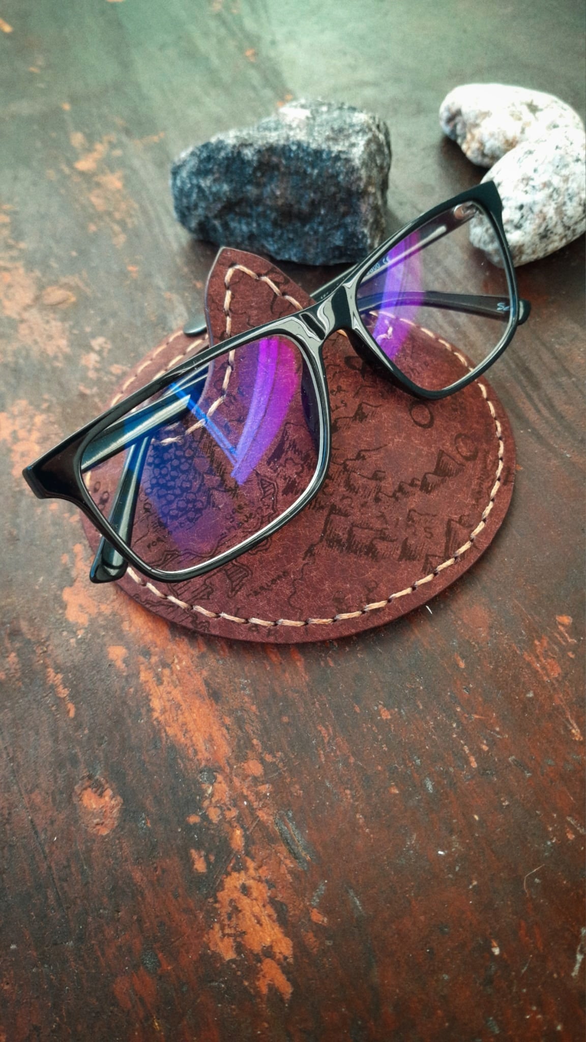 Universeller Brillenhalter aus Leder