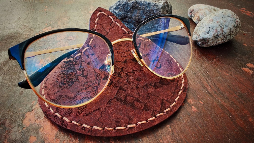 Universeller Brillenhalter aus Leder