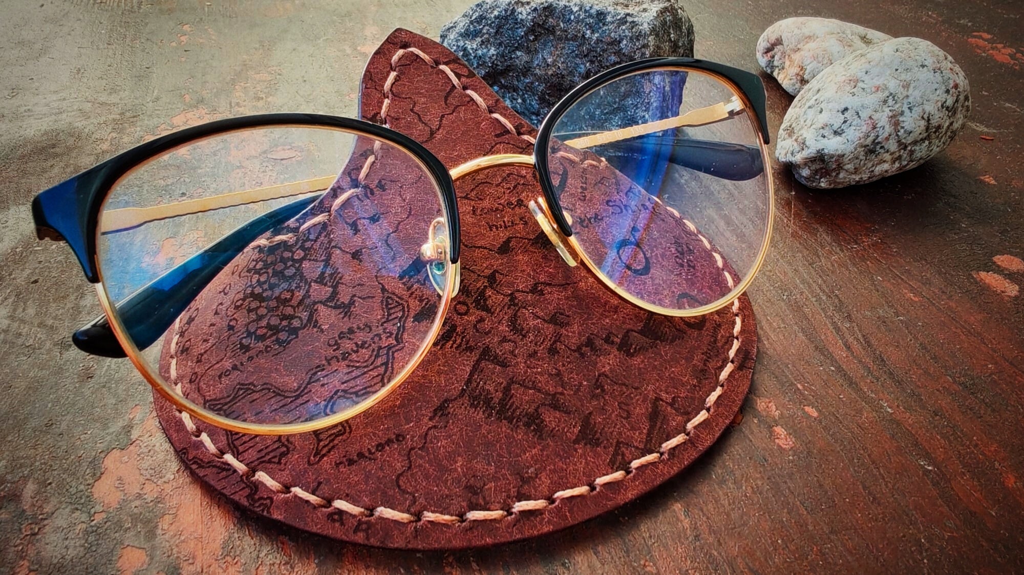 Universeller Brillenhalter aus Leder
