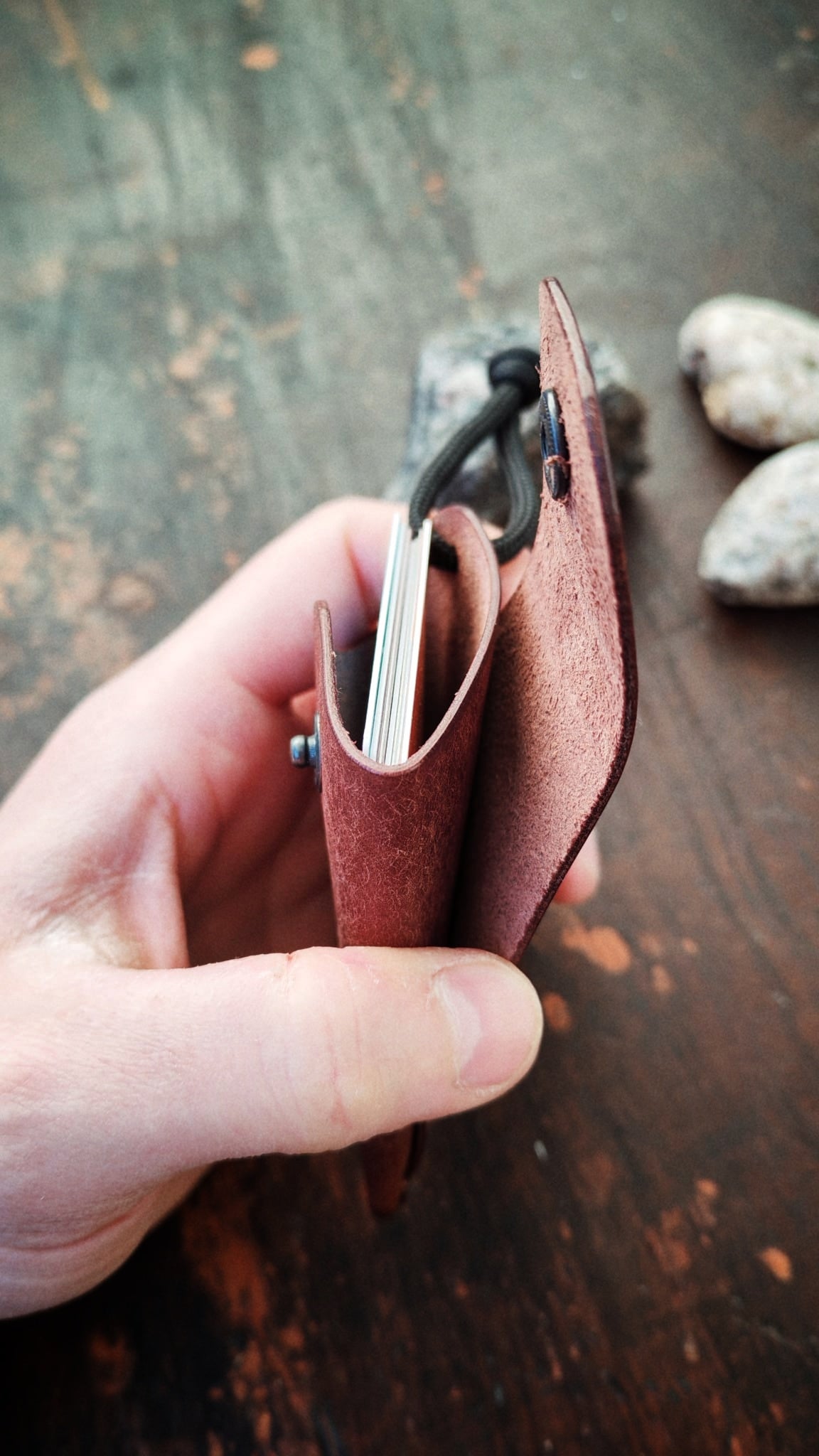 Mintaka – Schlanke, handgefertigte Ledergeldbörse