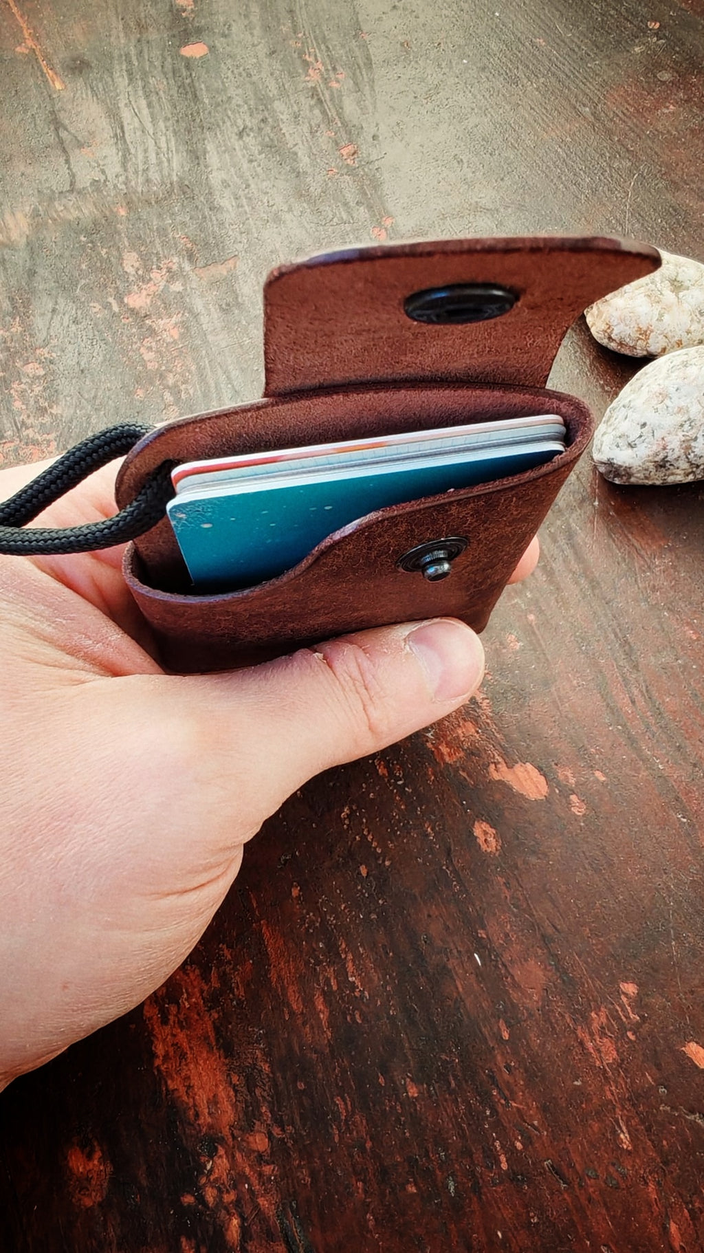 Mintaka – Schlanke, handgefertigte Ledergeldbörse