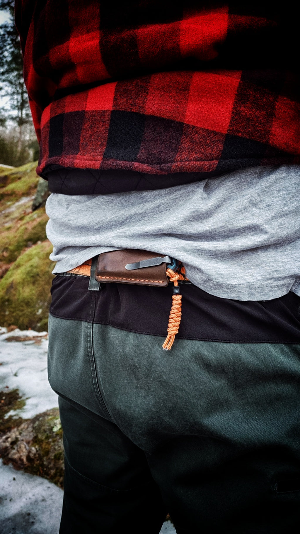 Horizontale Messerscheide – Maßgefertigtes Messeretui aus Leder