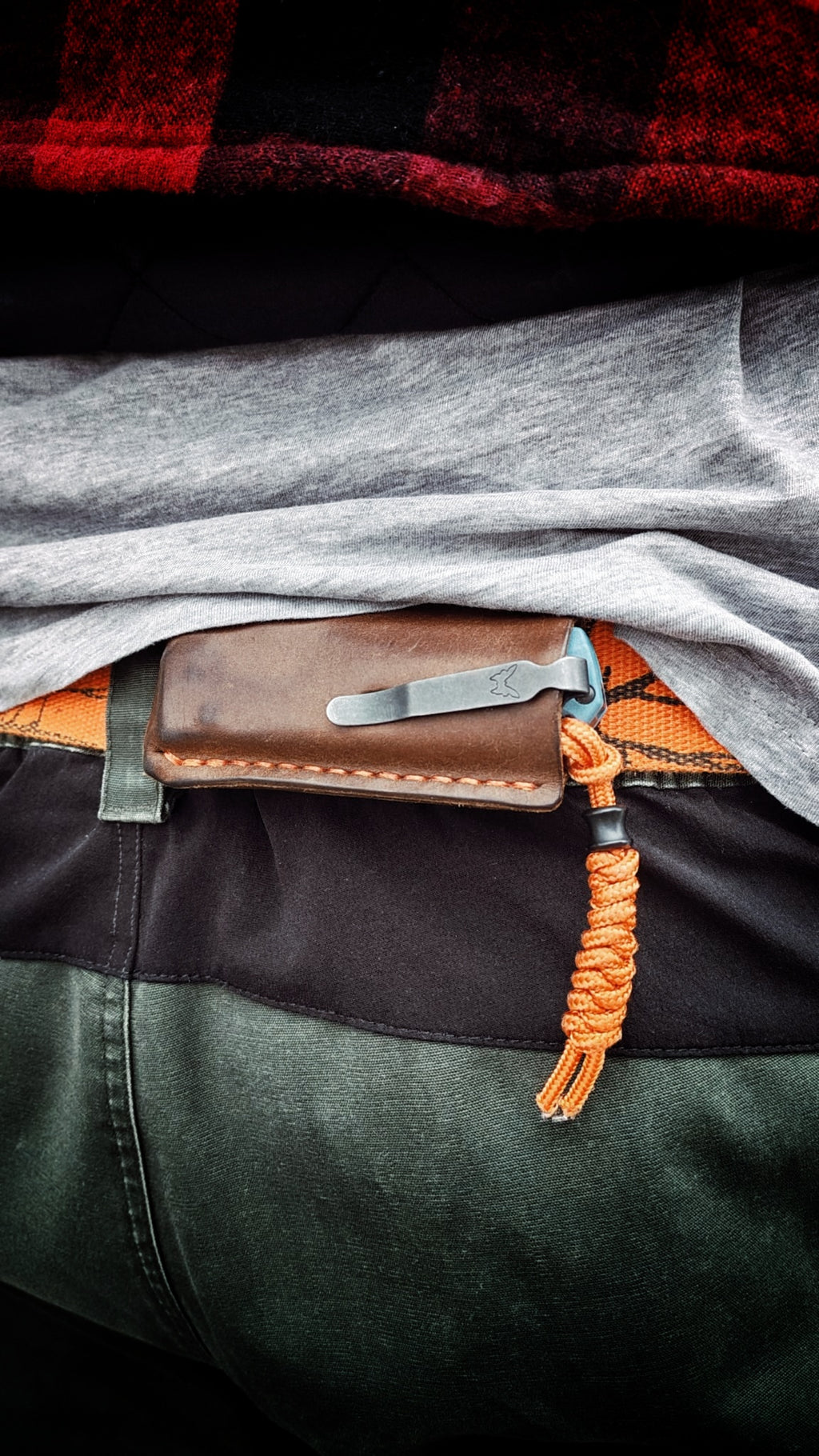 Horizontale Messerscheide – Maßgefertigtes Messeretui aus Leder
