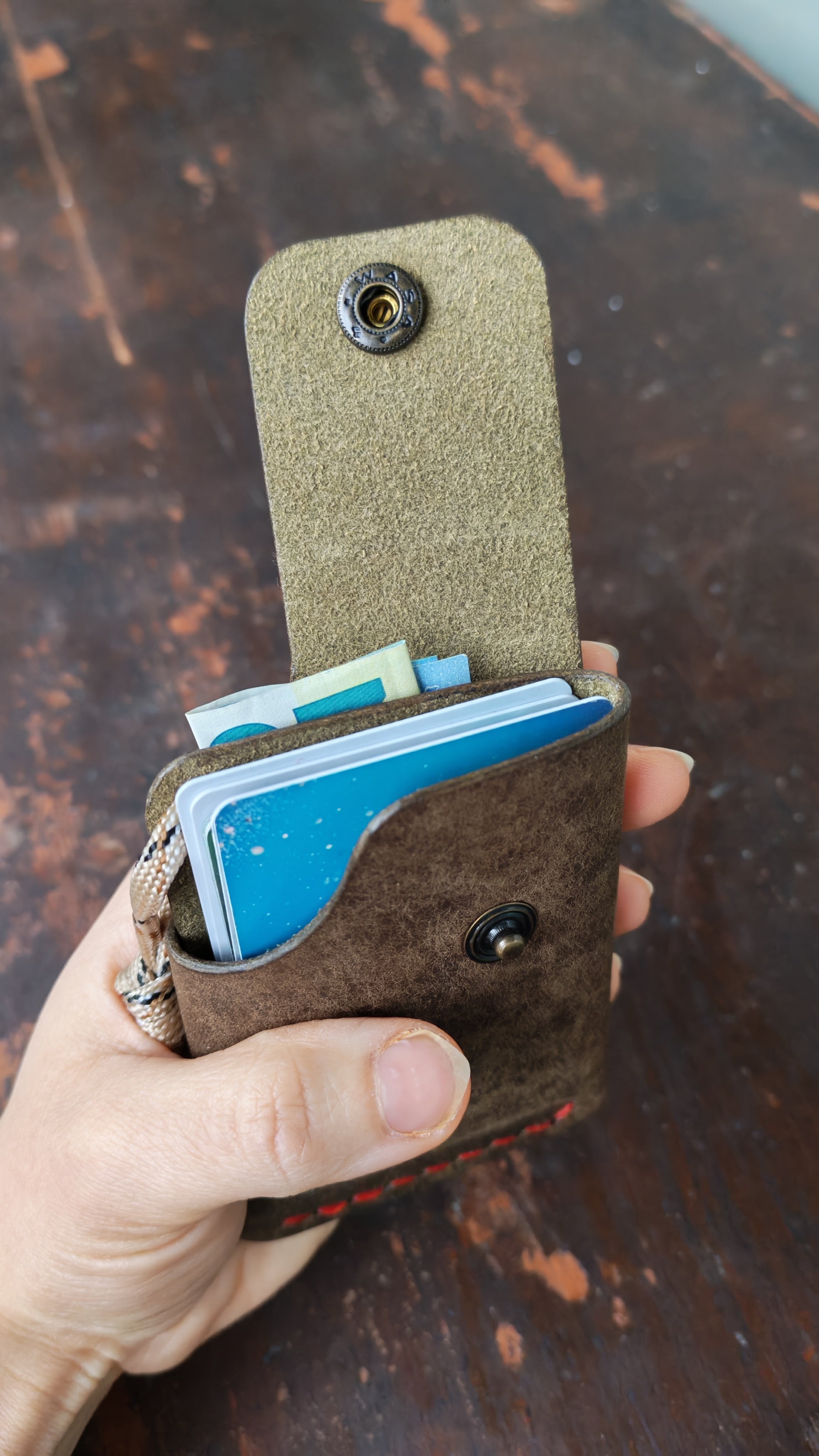 Mintaka – Ohut käsintehty nahkalompakko