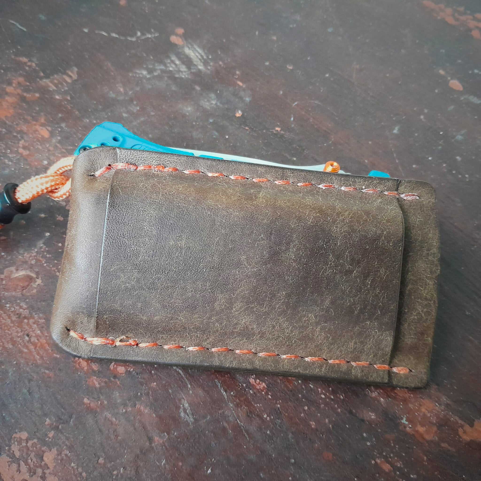 Horizontal knife sheath